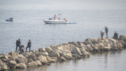 Agentes de la Guardia Civil controlan el espigón de El Tarajal. Agentes de la Guardia Civil controlan el espigón de El Tarajal.