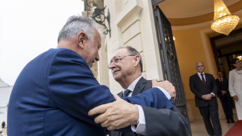El ministro de Política Territorial, Ángel Víctor Torres, y el presidente de Ceuta, Juan Jesús Vivas, durante una reunión en la aede de la Presidencia de la ciudad autónoma. El ministro de Política Territorial, Ángel Víctor Torres, y el presidente de Ceuta, Juan Jesús Vivas, durante una reunión en la aede de la Presidencia de la ciudad autónoma.