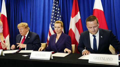 El presidente de Estados Unidos, Donald Trump, la primera ministra de Dinamarca, Mette Frederiksen, y el primer ministro de Groenlandia, Jens-Frederik Nielsen, firmando el acuerdo. El presidente de Estados Unidos, Donald Trump, la primera ministra de Dinamarca, Mette Frederiksen, y el primer ministro de Groenlandia, Jens-Frederik Nielsen, firmando el acuerdo.