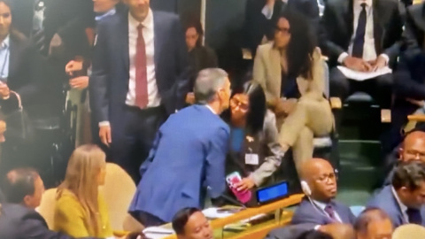 Captura de vídeo en la que se puede ver a Delcy Rodríguez saludando a Pedro Sánchez.
