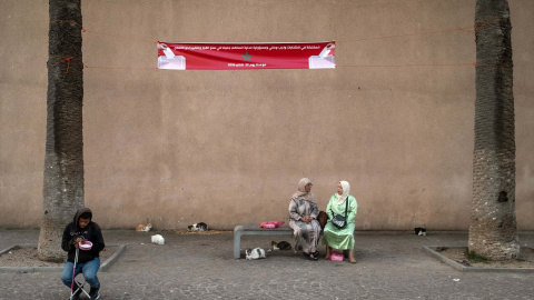 September 22, 2026, Essaouira, Morocco: People sit beneath an election banner in Essaouira, Morocco. Moroccans vote Sept. 23 for 395 seats in the House of Representatives, according to the Interior Ministry.,Image: 1137316076, License: Rights-managed, Restrictions: , Model Release: no  , Credit line: Moe Zoyari / Zuma Press / Europa PressEditorial licence valid only for Spain and 3 MONTHS from the date of the image, then delete it from your archive. For non-editorial and non-licensed use, please contact EUROPA PRESS.22/9/2026 ONLY FOR USE IN SPAIN