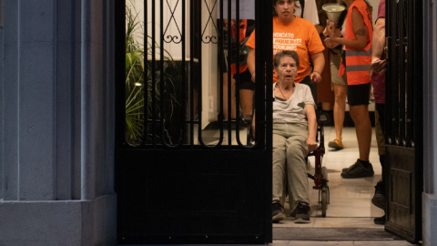 Maricarmen sale del portal a saludar en una foto de este martes.
