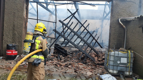 Bomber treballant en les tasques d'extinció d'un foc Bomber treballant en les tasques d'extinció d'un foc