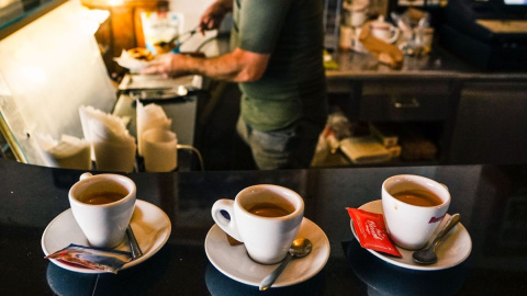 Tomar un café a media mañana forma parte de la rutina de muchas personas. Tomar un café a media mañana forma parte de la rutina de muchas personas.