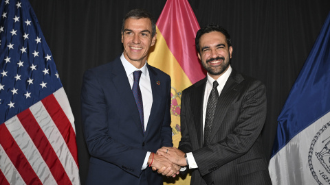 El presidente Pedro Sánchez saluda al alcalde de Nueva York, Zohran Mamdani, durante un acto. El presidente Pedro Sánchez saluda al alcalde de Nueva York, Zohran Mamdani, durante un acto.