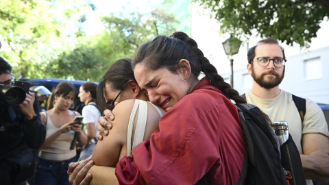 63839c428e4ce0ed24277f74a0bfd7df1606216fw MADRID (ESPAÑA), 23/09/2026.- Dos activistas se abrazan tras la ejecución por parte de la Policía Nacional del desahucio de Maricarmen, una anciana de 87 años este miércoles en la calle del Alcalde Sainz de Baranda, en el madrileño distrito de Retiro. EFE/ Fernando Villar