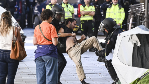 5d87640b5f515f1f169b79c6730b9d4aa9d657d2w MADRID (ESPAÑA), 23/09/2026.- La Policía Nacional saca a rastras a un activista que se ha concentrado este miércoles en la calle del Alcalde Sainz de Baranda, en el madrileño distrito de Retiro, en las proximidades del domicilio donde se ha ejecutado el desahucio de Maricarmen, una anciana de 87 años. EFE/ Fernando Villar