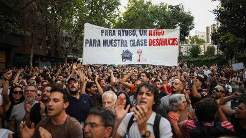 Decenas de personas durante una concentración frente al ático de Chamberí tras el desahucio de Maricarmen, a 23 de septiembre de 2026, en Madrid (España). Decenas de personas durante una concentración frente al ático de Chamberí tras el desahucio de Maricarmen, a 23 de septiembre de 2026, en Madrid (España).