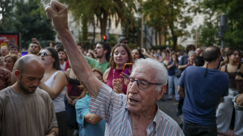 Miles de personas se han concentrado frente al polémico ático comprado por la Comunidad de Madrid. Miles de personas se han concentrado frente al polémico ático comprado por la Comunidad de Madrid.