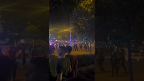 Cargas policiales en la protesta contra el desahucio de Maricarmen en Madrid Hace 18 años nacimos con un compromiso: hacer un periodismo útil para la sociedad. Solo podemos continuar con esta labor si contamos con el apoyo de personas como tú.
Únete a la comunidad de Público. 18 años no son nada… cuando nos queda tanto por contar. Periodismo incómodo para tiempos difíciles. https://bit.ly/3VylhmD
Periodismo, investigación y compromiso para construir un mundo más igualitario.
¡Suscríbete ya a nuestro canal!: https://bit.ly/2U8nM0q
Visita: https://www.publico.es
Síguenos en Facebook: https://www.facebook.com/diario.publico/
Síguenos en Twitter: https://twitter.com/publico_es
Síguenos en Instagram: https://www.instagram.com/publico.es
Síguenos en TikTok: https://www.tiktok.com/@publico_es
Síguenos en Bluesky: https://bsky.app/profile/publico.es