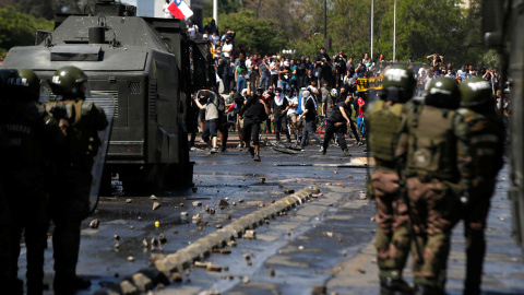 Demonstrators face off against the police during a protest against Chile's state economic model in Santiago October 20, 2019. REUTERS/Edgard Garrido