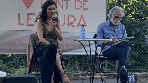 Tània Juste y Enric Tubert durante el coloquio sobre el libro 'Amor a l'art', en Agullana (Alt Empordà)