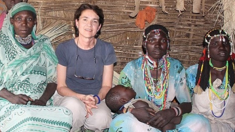 Almudena Hernando en trabajo de campo con mujeres dats’in (Etiopía). Febrero de 2016. Foto de Kedija Mustefa.