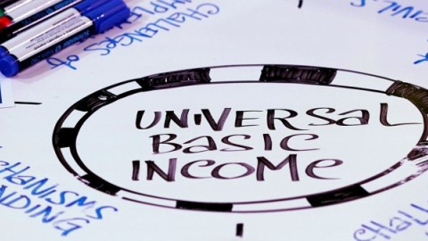 Renta básica universal ('Universal Basic Income', o UBI), escrito en una mesa en el Foro de Davos de 2018. REUTERS/Denis Balibouse