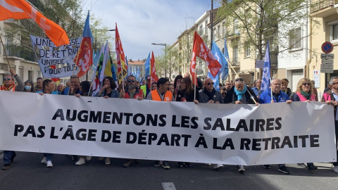 Miles de personas se manifiestan en Perpinyà contra la reforma de las pensiones. Título de la pancarta ‘Subamos los salarios y no la edad para jubilarse’ (6 de abril 2023). Foto de Marià de Delàs.