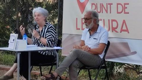 Maria Mercè Roca y Enric Tubert en 'Punt de Lectura', en los jardines de la sociedad La Concòrdia, de Agullana (Alt Empordà). Fotografía de Carme Campà.