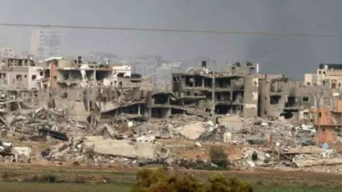 Vista de diversos edificios destruidos en el barrio de Shujayya, en la Franja de Gaza, vista desde el sur de Israel. - Albir Sultan / EFE