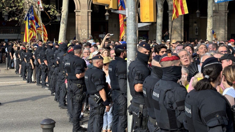 8 de agosto 2024. Despliegue de Mossos d’Esquadra para impedir el acceso al Parc de la Ciutadella de manifestantes que pretendían acompañar a Carles Puigdemont hasta la sede el Parlament de Catalunya, para su eventual intervención en el deb