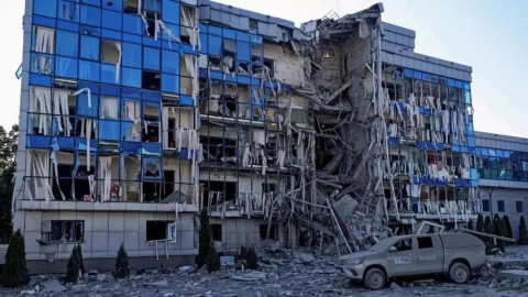 Imagen de un edificio de oficinas tras un ataque con misiles rusos, en Kharkiv, a 24 de julio de 2024. Vyacheslav Madiyevskyy /REUTERS