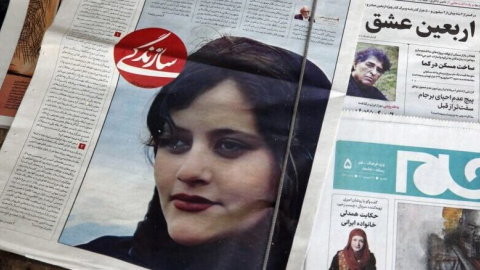 Diarios iraníes informando sobre la muerte de Mahsa Amini, en Teherán, Irán. ABEDIN TAHERKENAREH/EFE