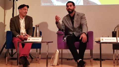 Mosab Abu Toha y Karim Hauser durante el acto de presentación de 'Cosas que tal vez halles ocultas en mi oído' en Casa Árabe. Fotografía de Agustín Martín Francés