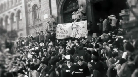 Asseguda d'estudiants per protestar contra la dictadura. Fotograma del documental 'La conquista de la democracia'. RTVE