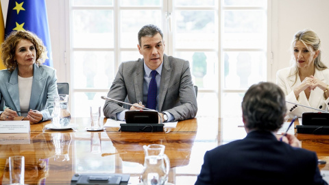 María Jesús Montero, Pedro Sánchez y Yolanda Díaz durante su reunión con representantes de empresarios y sindicatos, en el Palacio de la Moncloa, a 2 de abril de 2025, en Madrid A. Pérez Meca / Europa Press
