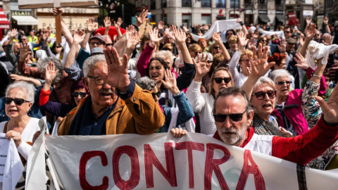 Decenas de personas durante la cadena humana por la sanidad pública, en la Puerta del Sol, a 7 de abril de 2024, en Madrid. Matias Chiofalo / Europa Press