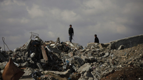 Palestinos desplazados caminan sobre los escombros de los edificios derrumbados en el campamento de Al-Bureij. DPA vía Europa Press.