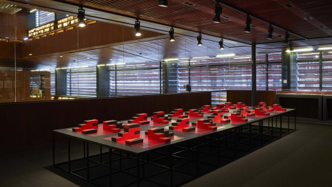 “The Chicago Boy's Project (El ladrillo)”, de Patrick Hamilton, expuesto en 2019 en el Museo Reina Sofía como parte de la colección “Tiempos incompletos (Chile, primer laboratorio neoliberal)”. 21 de marzo – 24 de mayo de 2019