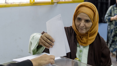 Una mujer vota en las elecciones marroquíes, en Rabat, a 23 de septiembre de 2026. Una mujer vota en las elecciones marroquíes, en Rabat, a 23 de septiembre de 2026.