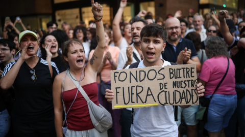 Miles de personas se concentraron este miércoles frente al ático de Chamberí tras el desahucio de Maricarmen. Miles de personas se concentraron este miércoles frente al ático de Chamberí tras el desahucio de Maricarmen.