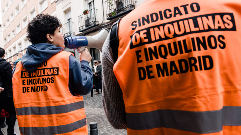 Activistas del Sindicato de Inquilinas de Madrid durante un intento de desahucio.