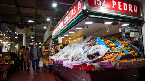 Imagen de archivo de un puesto de frutería en un mercado en Madrid Imagen de archivo de un puesto de frutería en un mercado en Madrid.