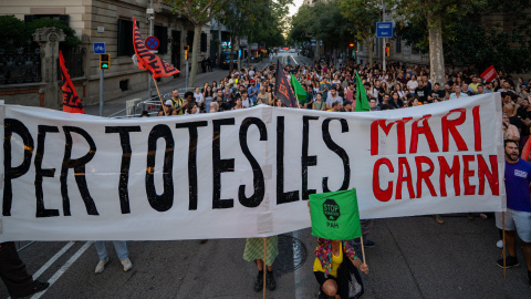 Decenas de personas durante una concentración en apoyo a Maricarmen tras su desahucio en Madrid, ante la Delegación del Gobierno, en Barcelona, Catalunya (España).
