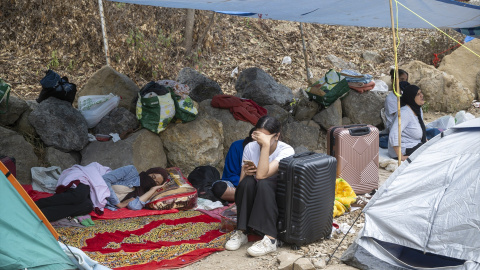 Varias mujeres migrantes junto al Centro Ecuestre la Hípica de Ceuta Imagen de archivo de varias mujeres migrantes que esperan a las puertas del Centro Ecuestre la Hípica de Ceuta.