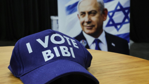 Una gorra con el lema "Yo voto a Bibi [Benjamín Netanyahu]" expuesta junto a otros materiales de campaña en los que aparece el primer ministro israelí en Tel Aviv (17/09/2026)