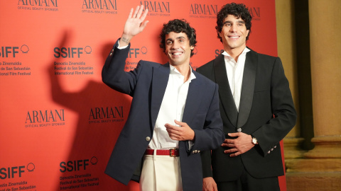 Javier Ambrossi y Javier Calvo en la alfombra roja de La bola negra en San Sebastián.