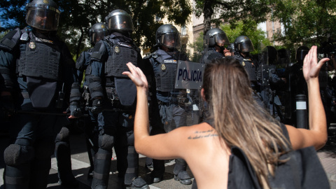 EuropaPress_7793846_agentes_policia_nacional_hacen_cordon_policial_23_septiembre_2026_madrid (Foto de ARCHIVO)Agentes de la Policía Nacional hacen un cordón policial, a 23 de septiembre de 2026, en Madrid (España). Maricarmen, una vecina de 87 años del barrio madrileño de Retiro, se enfrenta este miércoles día 23 a un cuarto y definitivo intento de desahucio de la casa donde ha vivido durante más de siete décadas, en el número 46 de la calle Alcalde Sainz de Baranda. El caso de Maricarmen se ha convertido en uno de los símbolos de la lucha por el acceso a la vivienda en Madrid. El padre de Maricarmen firmó en 1956 un contrato de arrendamiento para esa vivienda y tras su muerte, el contrato se subrogó en su esposa y, posteriormente, pasaría a Maricarmen.Fernando Sánchez / Europa Press23/9/2026
