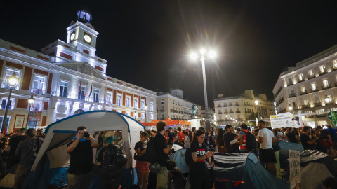 Miles de personas acampan en la Puerta del Sol de Madrid al término de la manifestación para protestar por el desahucio de Maricarmen.