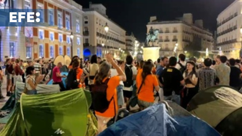 Centenares de personas acampan en la Puerta del Sol para protestar por crisis de vivienda (C)