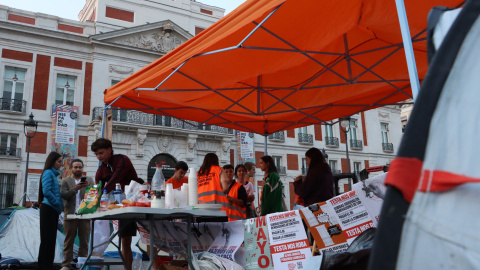Decenas de tiendas instaladas a primera hora de este domingo en la Puerta del Sol.