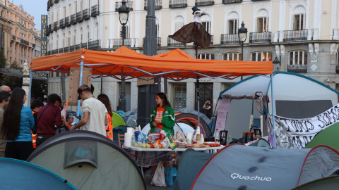 Decenas de tiendas instaladas en la Puerta del Sol. Decenas de tiendas instaladas en la Puerta del Sol.