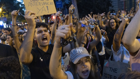 Centenares de personas en Barcelona al grito de "Maricarmen no estás sola". Centenares de personas en Barcelona al grito de "Maricarmen no estás sola".