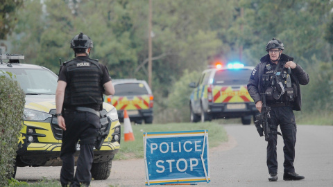 EuropaPress_7803951_27_september_2026_united_kingdom_fairford_police_at_road_block_on_the_road 27 September 2026, United Kingdom, Fairford: Police at a road block on the road to RAF Fairford after major incident has been declared, with armed police manning a cordon near the village of Whelford in Gloucestershire, near RAF Fairford which is used by the United States Air Force (USAF). Picture date: Sunday September 27, 2026. PA Photo. Photo credit should read: Ben Birchall/PA Wire Photo: Ben Birchall/PA Wire/dpa27/9/2026 ONLY FOR USE IN SPAIN
