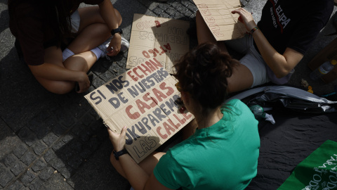 Cientos de personas ocupan con tiendas de campaña desde ayer sábado la madrileña Puerta del Sol como protesta por el precio de la Vivienda.