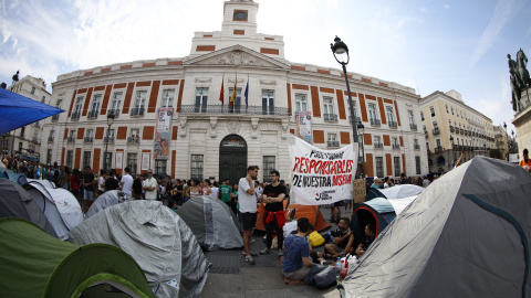 Cientos de personas ocupan con tiendas de campaña desde ayer sábado la madrileña Puerta del Sol como protesta por el precio de la vivienda.