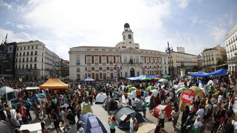 Cientos de personas ocupan con tiendas de campaña desde ayer sábado la madrileña Puerta del Sol como protesta por el precio de la vivienda. Cientos de personas ocupan con tiendas de campaña desde ayer sábado la madrileña Puerta del Sol como protesta por el precio de la vivienda.