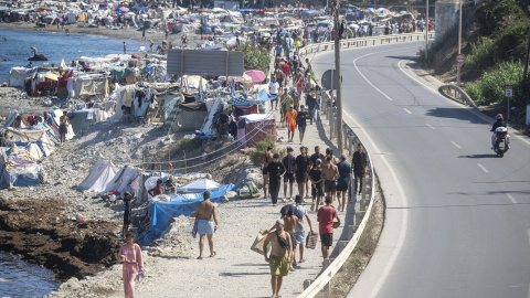 Varias personas migrantes acampan en la playa de El Trampolín.