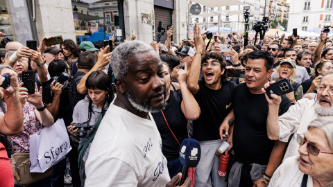 EuropaPress_7805255_decenas_personas_increpan_vaya_bertrand_ndongo_acampada_vivienda_puerta_sol Decenas de personas increpan para que se vaya a Bertrand Ndongo durante la acampada en por la vivienda, en la Puerta del Sol, a 28 de septiembre de 2026, en Madrid (España). Continúa este lunes, 28 de septiembre, la acampada en la Puerta del Sol convocada por el Sindicato de Inquilinas e Inquilinos de Madrid para reclamar un nuevo decreto de vivienda --bautizado como 'decreto Maricarmen' en honor a la octogenaria que fue desahuciada el pasado miércoles, 23 de septiembre, en Madrid-- que ofrezca medidas que garanticen el derecho a la vivienda.Carlos Luján / Europa Press28/9/2026